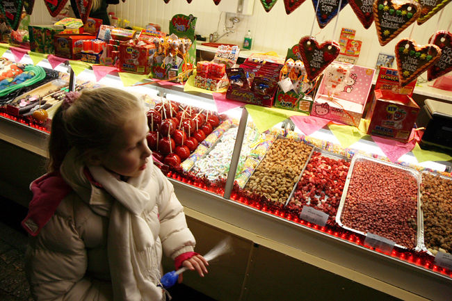 門までは沢山の屋台や夜店が並びお祭り気分でした。でもビールは3ユーロしましたので全然安くなかったです。