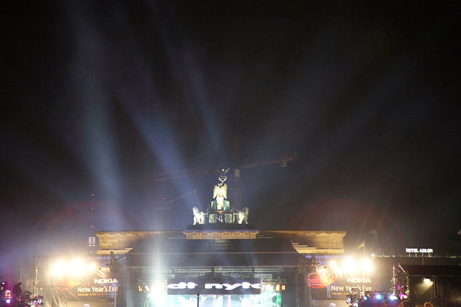 門の前は年越しまで3時間前というのにぎゅうぎゅうでこれ以上進めません。