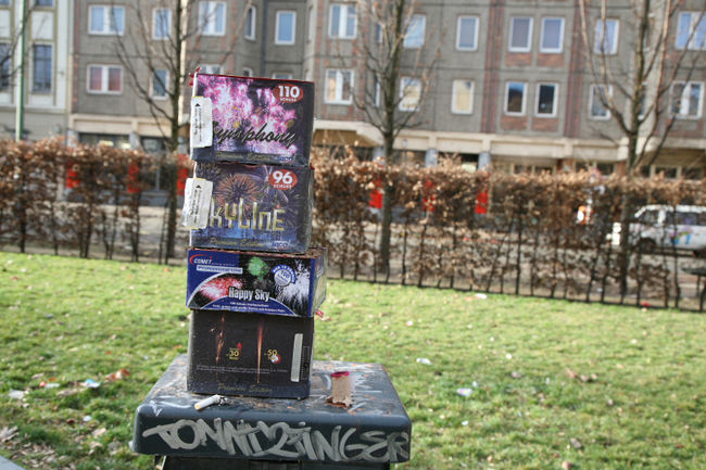 夢の跡。次の朝町は花火の屑や割れた瓶が散乱してブーツでなければ歩けないほどでした。嵐が去った後の様でした