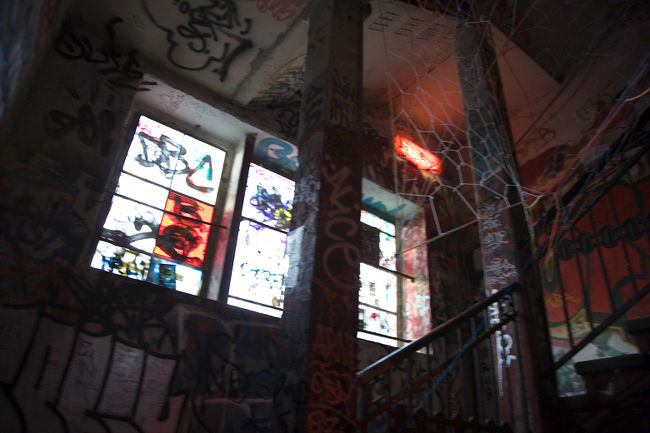 中に入ろうと裏口から侵入しましたがこの後K1選手のような兄ちゃんに怒られました。問答無用で追い帰されました。