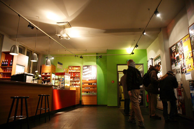 映画館のロビー。雰囲気がいいので横のカフェでくつろぎました。