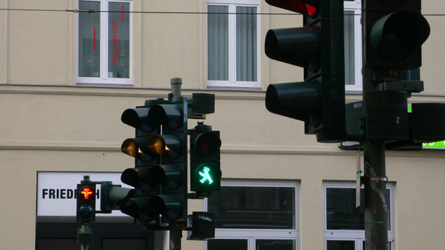 有名なアンペルマン信号です。青です