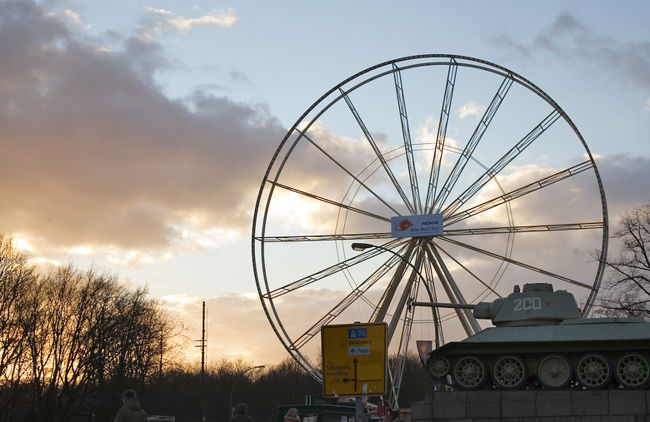 撤収される観覧車ともう動くはずの無い戦車。光と陰。