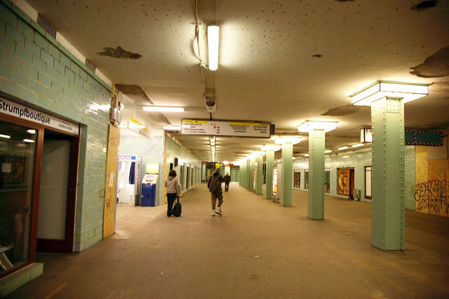 地下鉄のパンク。