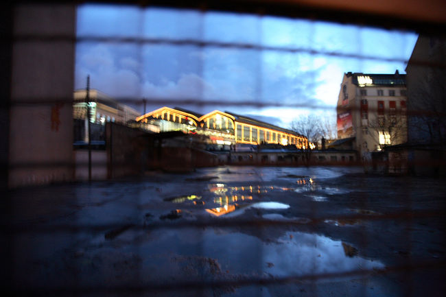 駅のすぐそばですが裏道は人通りが少なくうらびれた感じがします。街灯も日本に比べて少ないです。ヨーロッパ全般に言えますが。。