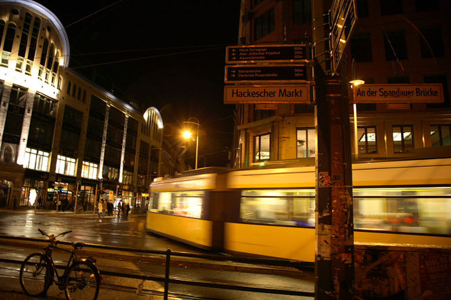 突っ走るトラム。