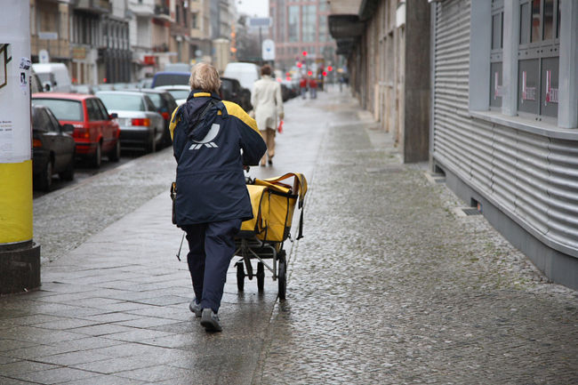 歩く郵便やさん