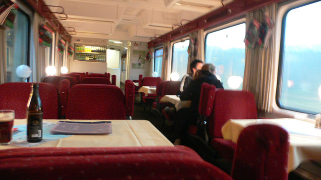 列車でプラハへ。食堂車でビール