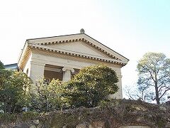 大原美術館。

大原美術館は日本で最初の西洋美術の私立美術館だそうです。
倉敷の事業家（倉敷紡績（クラボウ）を営む）、大原孫三郎が昭和5年に設立しました。
美術館の収蔵品の基礎となったのは、孫三郎がスポンサーとなってヨーロッパに留学していた画家・児島虎次郎が、制作の傍ら、孫三郎の依頼を受けて収集した作品。


