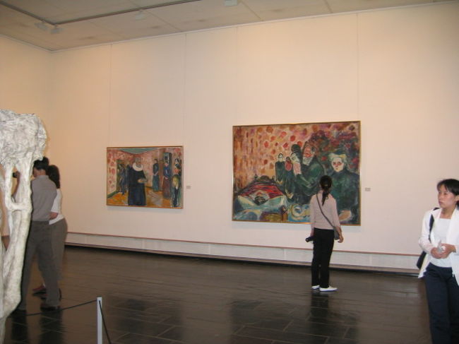 　館内はご覧のようにすべての作品が無防備に展示されていました。