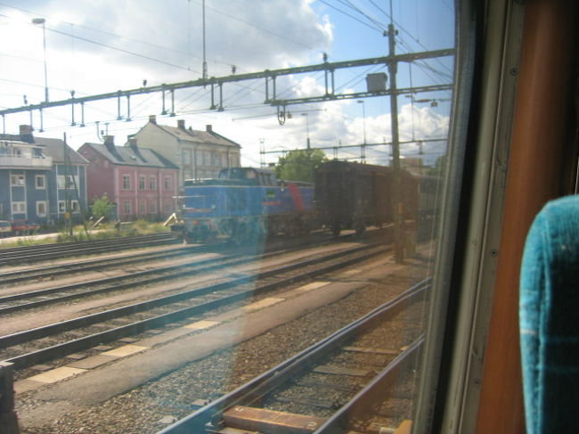 　途中駅で見かけた、ディーゼル機関車。日本のＤＤ５１ディーゼル機関車と形が似ています。