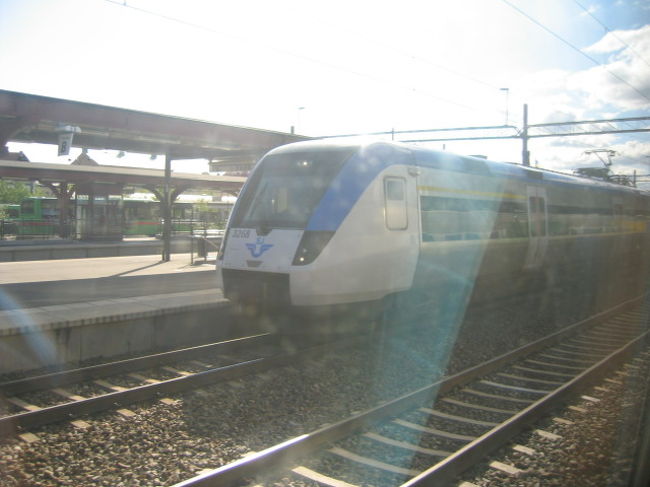 　途中駅で見かけた特急車両。北欧の特急車両もデザインがいけてます。