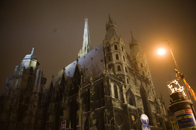 雨に煙るシュテファン寺院。夜の景観には圧倒されるものがあります。個人的には昼間よりも夜のほうが荘厳さが増すような気がします