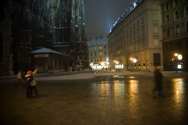 シュテファン寺院はわりと街の真ん中にあり唐突に現れる感じがよりいっそう迫力があります。
