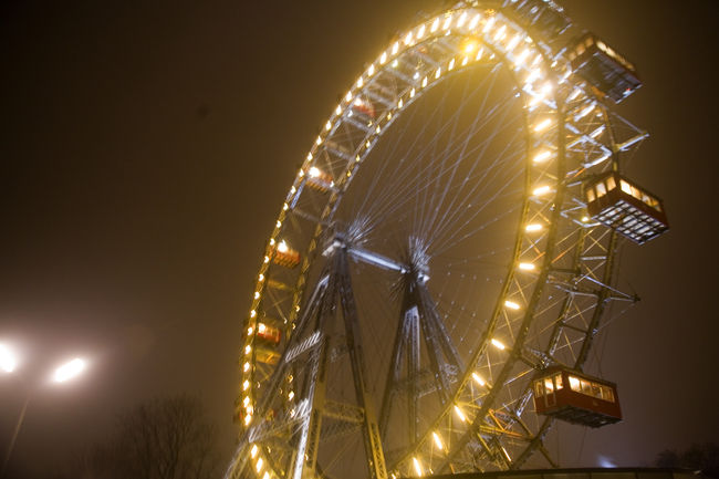 雨に煙るプラター。イーサンホークの映画で見た時から一度乗ってみたかったのですがすっかり真っ暗です。