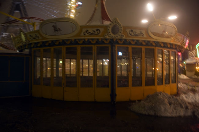 本物のロバが引くメリーゴーランドですが冬なのでお休みです。実際に見てみたいような見たくはないような複雑な心境です