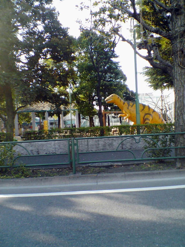 恐竜発見。<br />大崎にある三共の近くです。<br />先日ある番組でこの公園見ました。<br />思わず撮影。