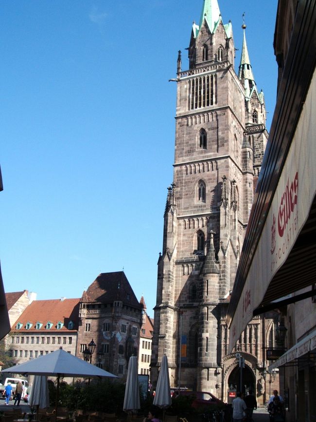 旧市街のメインストリートを直進すると、聖ローレンツ教会の2本の尖塔が見えてきます。