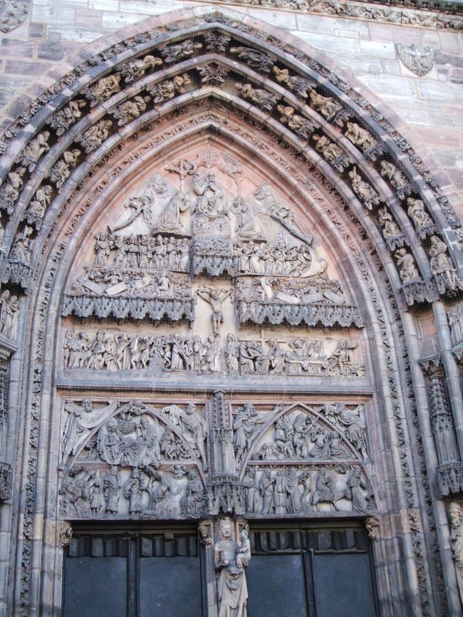 聖ローレンツ教会正面のファザード。装飾が細かいです。