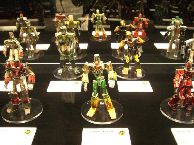 Kami-Robo (Paper-Robots)<br /><br />神戸から来ているあたしは観光客。<br />表参道ヒルズをひやかしていたら、地下で面白いイベントをやっていた。<br />「カミロボ」<br />紙で作ったロボットがプロレスリングの上で戦っている。<br /><br />ロボット達の表情が紙とは思えないほど豊かで、哀愁さえ漂う。<br /><br />国内にとどまらず、ロンドンでもイベントが開催されたらしく<br />カミロボのプリントTシャツやかばんが売っている。<br /><br />全て手作り一点モノ。<br /><br />予約の上抽選で、kyokyoが見事にゲット！<br /><br /><br />日本に新しい風を吹かせるのでしょうか。