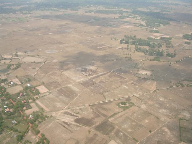 機内から見たシェムリアップ周辺。産業らしいものはなさそうです。下は畑なのでしょうか？<br />