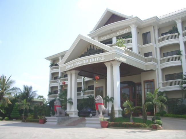 ボレイアンコールホテル、ここはホンマにお買得のホテルでした。到着するとウェルカムドリンクでもてなされ、部屋もバスルームもかなり広いです。テレビもサテライトチャンネルでNHKも見る事ができます。朝食もバイキング形式で美味しく、プールで泳ぐこともできます。日本のホテル屋さんに頼めばこれでツイン3600円はかなりのお買い得！<br />　通常価格は115＄でした。何より一番良いのがホテルマンたちにもてなしの心がある事でしょうか？<br /><br />