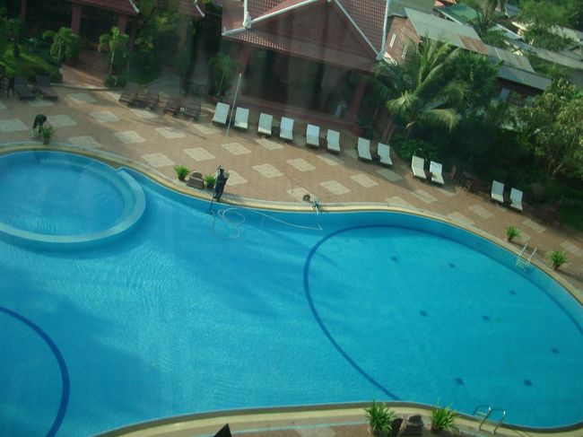 ホテルのプール。左上の円形の部分はジャグジープール。つぼに当たって気持ち良いのか、たくさんの外人がくつろいでいました。宿泊客はドイツ人とフランス人が多かったです。<br /><br />