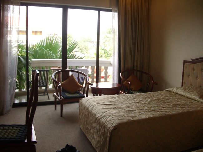 ホテルの部屋。この値段の部屋とは思えません。テラスにでると気持ち良いですが窓を開けっ放しにすると蚊が部屋に入りまくります<br /><br />
