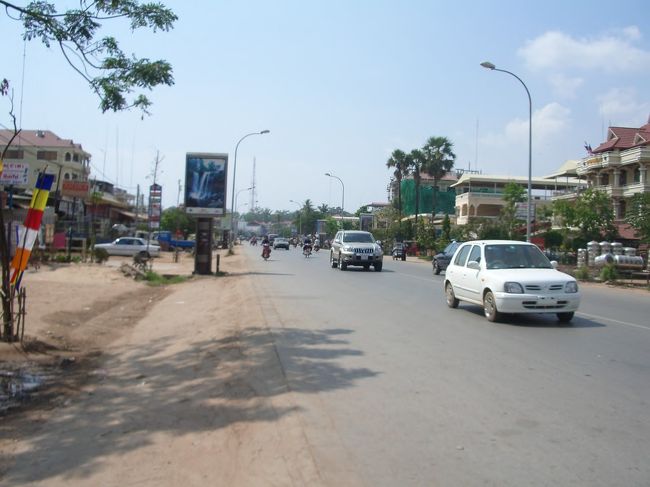 ホテルは6号線沿いに位置する。シェムリアップ川の周辺まで徒歩5分くらいです。近くにスーパーがあって<br />買物も便利です。ただホテルの外で食事をする場合は周辺に食堂がありません。