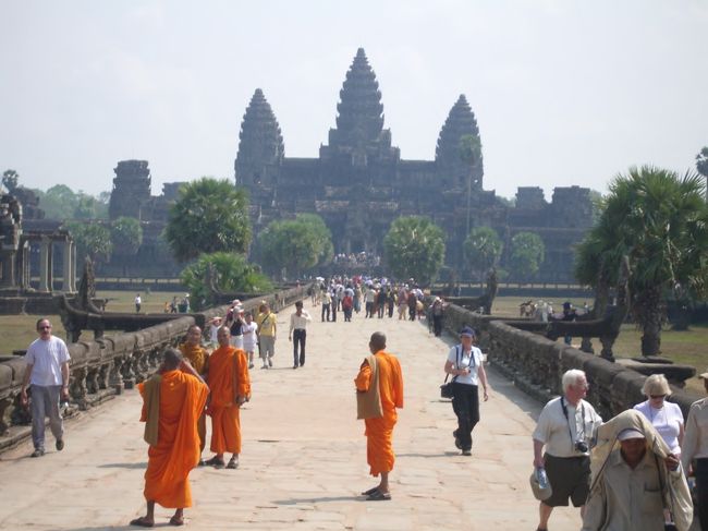 アンコールワットでお坊さんも記念撮影。<br /><br />