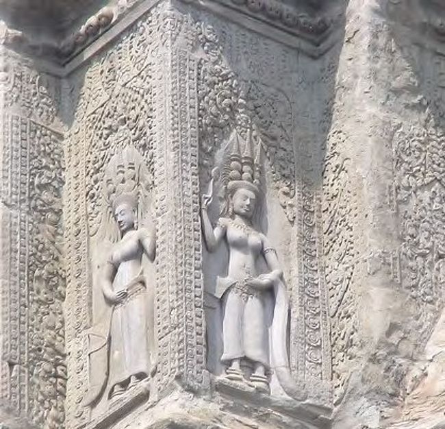 中央塔に彫刻されています。<br />