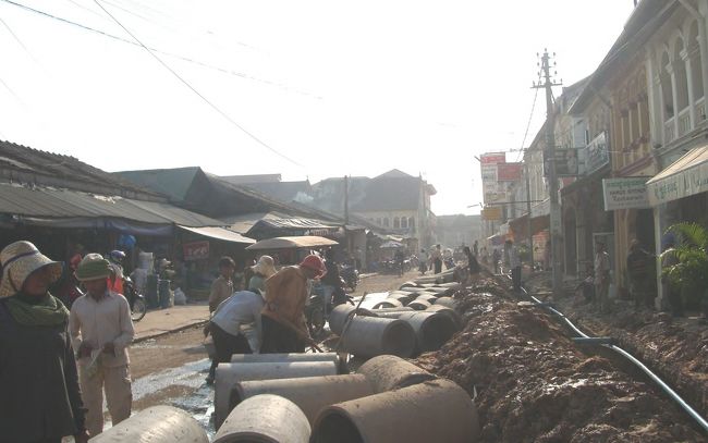 シェムリアップのセントラルマーケット<br /><br />周辺には安い飲食店や旅行会社、安宿が多いので、バックパッカーが目に付きます。<br /><br />