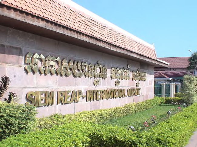 市内まで約3キロで、とても便利な空港です。小さな空港なのでデューティーフリーに期待せず、シェムリアップでお土産を購入しておきましょう。