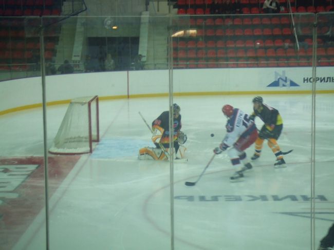 知り合った人たちとアイスホッケー観戦へ行ったり。