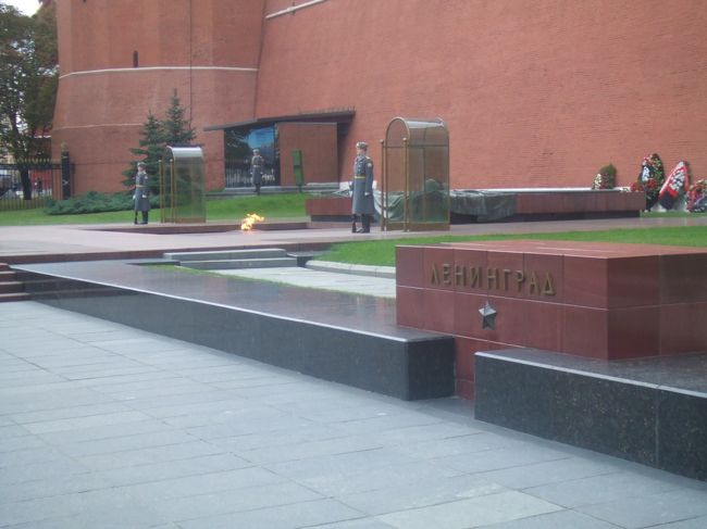 <br />クレムリン<br /><br />無名戦士の墓の前で。灯を守り続ける兵士が寒い中微動だにしないのにちょっと感動<br />