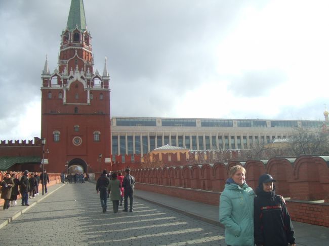 <br />ここからクレムリン内部へ。<br /><br />右の建物が政府オフィスらしいです。重厚！<br />