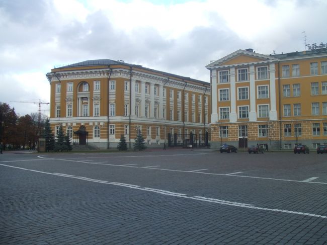 <br />議会前<br /><br />前の駐車スペースに出ると警備員に笛を鳴らされ怒られる<br />