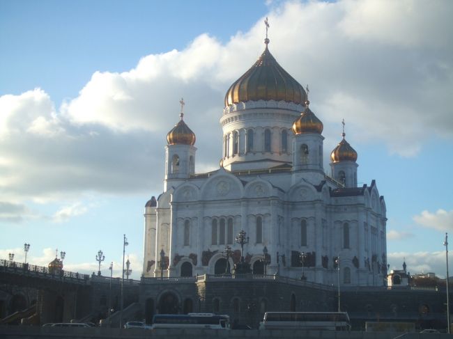 と思っていると突如現れる巨大な教会。<br /><br />いやに新しい・・・と思って調べるとやっぱり、１０年前に造られたものだった。<br />大きさがいかにもロシアって感じですね<br /><br />それにしてもどこかインドで見たことのあるようなシルエット(笑)<br /><br /><br />