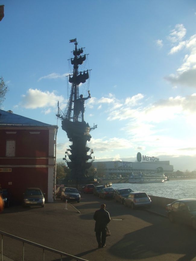 と思っているとまた、巨大な銅像。<br /><br />何だこれは！？と本気で思ってしまう。<br /><br />ピョートル大帝の大きな大きな銅像でした。<br />近くで見ると本当に大きすぎて、いくら歩いてもなかなか近づけない。<br /><br />デザインも中々凝っていて、小さな船の上に大きな軍艦が乗っかっていて、その上にさらに海図を手にした大きな大帝が立ち「いざロシアを海へと導かん！」と言っているのが聞こえてくるようでした。<br />ちゃんとペテルブルグの方を向いているし。<br />身長が２メートルはあったと言われるピョートル大帝。見た目も大きかった彼を、さらにこんな大きなモニュメントにしてしまうロシア人、なんか好きです。<br /><br />関係ないけど一緒にいたカナダ人が、「ピョートル」を「ピーター」と言っているのが何だかくすぐったかった<br /><br />