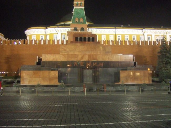 <br />レーニン廟。<br /><br />キリル文字で「レーニン」とご丁寧に書いてあるのがかわいい<br /><br />中にはウラジーミル・レーニンその人がミイラ状態で保存・公開されている。ご本人はスーツ着用ですが。<br />もちろん撮影厳禁。ちなみに入場はフリー(但し時間制限あり)<br />でも中に入って拝謁したレーニンは何だかうそっぽかった<br /><br /><br />