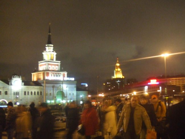 <br />モスクワには３泊ほど。<br /><br />これからモスクワを辞して北の古都、ペテルブルグに向かいます。<br />レニングラード鉄道駅から