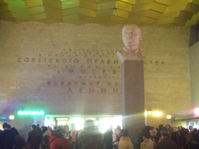 <br />サンクト・ペテルブルグは９１年までレニングラードと呼ばれていたため、モスクワから向かう駅の名前は｢レニングラード駅｣となっている。<br /><br />そしてこの国のお約束どおり、駅の構内にはこの人が