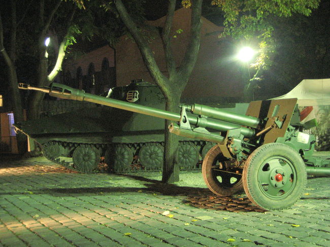 機銃と戦車<br /><br />「ナジ・イムレは当初、民衆に武器を捨てるようにと説得した。ナジは30年来の共産主義者であり、学者肌で穏やかな政治家だった。そのナジが市民の戦いを民主運動であると認めてソヴィエト軍の撤退を要求し、複数政党制と言論の自由を約束しただけでなく、ハンガリーのワルシャワ条約機構からの脱退と中立までをも宣言したのである。ソヴィエトにとってはとうてい容認できることではなかった。いったんは退却したかにみえたソヴィエト軍戦車が、再びブダペストの町に姿を現し、町は完全に包囲された。」<br />（「図説ブダペスト都市物語」早稲田みか・文（新潮社ふくろうの本）より）