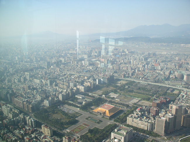 本当に・・・・高いです。。。<br />この「タイペイ１０１（台北国際金融大樓）」は高さ508ｍで、地上101階＋地下5階！！これまで世界中のタワーやビルに登りましたが「マジ〜高けぇ〜」って感じました＾＾