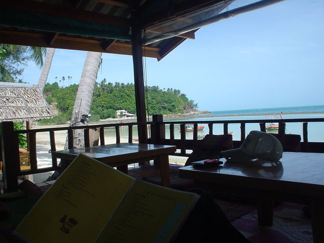 バンガローの隣にあるレストランで朝食。<br />目の前の海を独り（二人）占め。