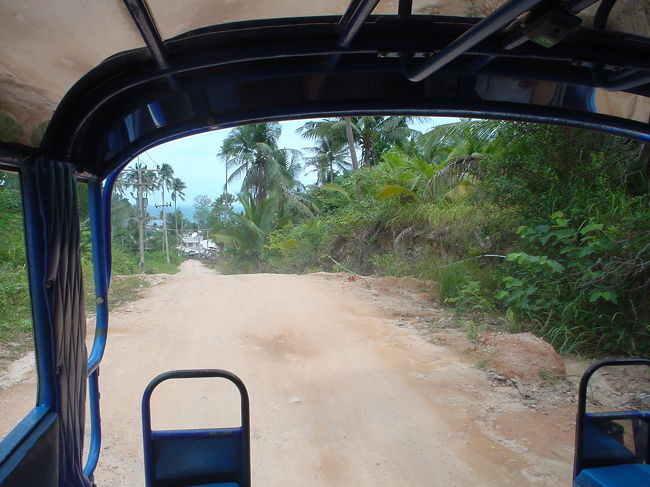 トゥクトゥクで移動。<br />実はバイクで怪我をしてしまい、その後の行程はトゥクトゥクでの移動を余儀なくされました･･･。<br />パンガン島の道は起伏が激しく悪路も多いので、慣れない人がバイクを運転することはあまりお勧めできません。<br />特に短い滞在期間となれば、怪我なく楽しく過ごせる方がいいな、と痛感した旅でした。(ToT)