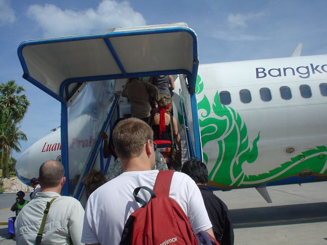 飛行機に乗り遅れたり、飛行機が故障して出発が遅延したものの、なんとか乗れました。