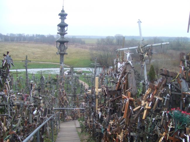 リガからバスで４時間ほどで、シャウレイという町に着く。そこからローカルバスで行けるのがこの Hill of cross,  十字架の丘<br /><br />漫画｢ＭＯＮＳＴＥＲ｣に出てきそうな世界<br />