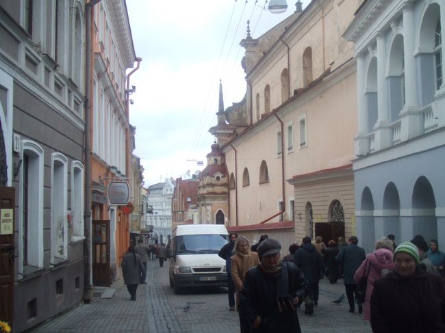 ヴィルニュスの街並み。<br /><br />迷路のようで迷いそうになるけど、石畳の道は歩いていて楽しかった。<br /><br />１泊して、次はポーランドへ！