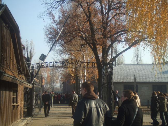 ポーランドに来たらとりあえず行っておかないと思っていた場所<br />あまりにも有名な門をくぐると、アウシュビッツ強制収容所の中に